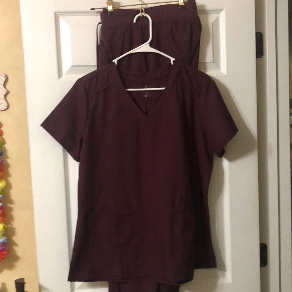 MedCouture scrub set color maroon size large top and bottom